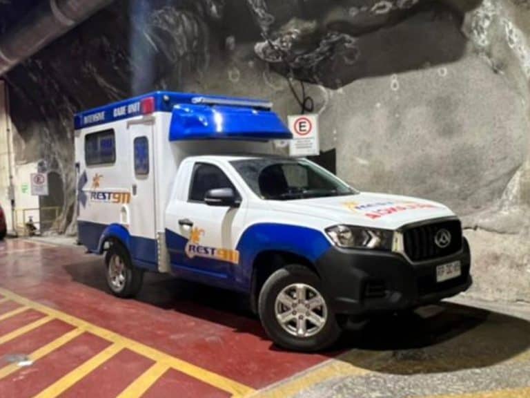 Camión de rescate y emergencia en mina subterránea con equipo especializado.