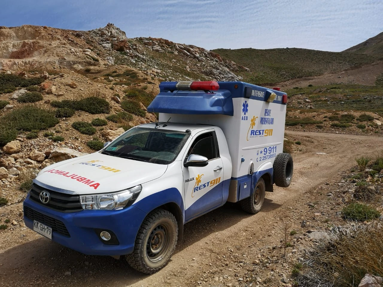 Ambulancia 4x4 REST911 en camino de tierra de una faena minera en la cordillera