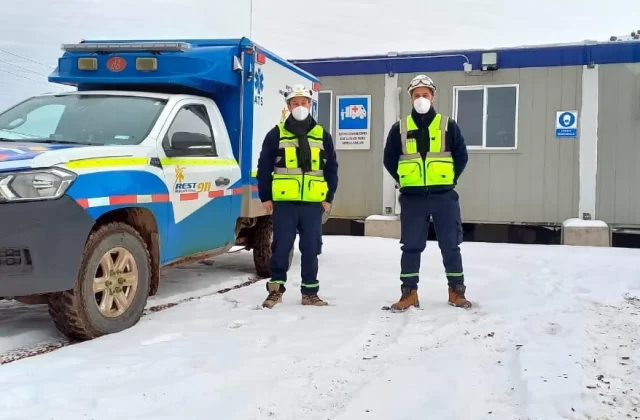 Ambulancia REST911 en campamento minero con nieve