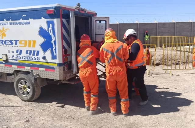Ambulancia REST911 y trabajadores en una obra de construcción