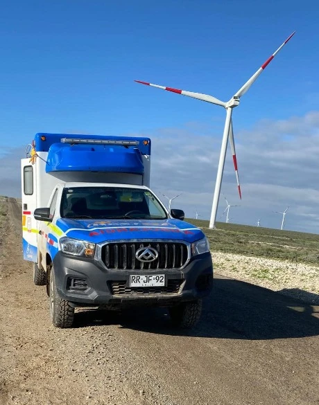 Ambulancia REST911 junto a un aerogenerador en un parque eólico