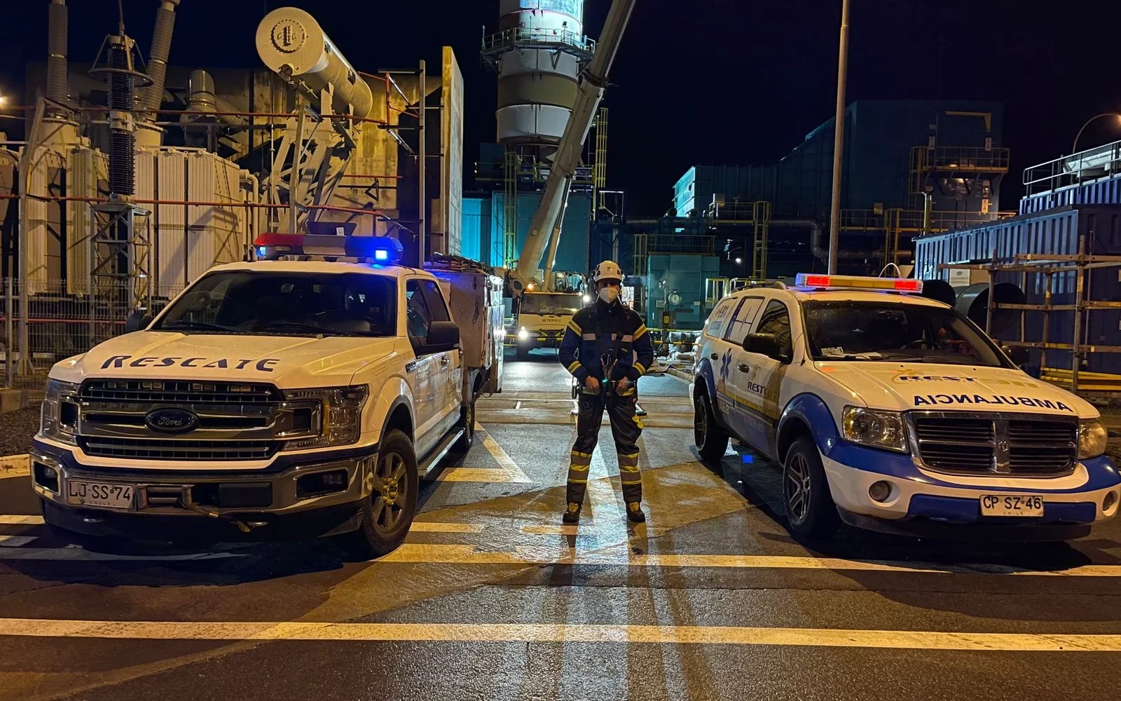 Vehículos de emergencia REST911 en respuesta nocturna en planta