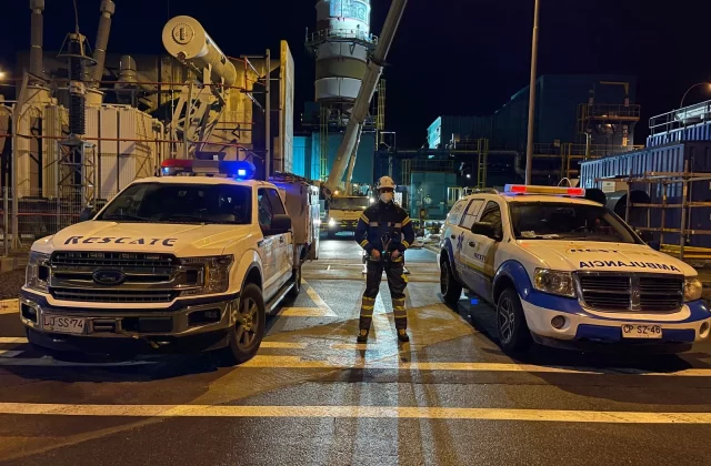 Vehículos de emergencia REST911 en respuesta nocturna en planta