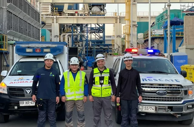 Brigada de emergencia REST911 frente a una planta industrial