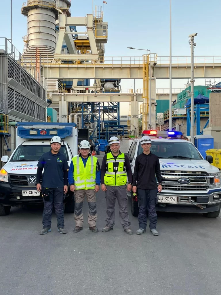 Brigada de emergencia REST911 frente a una planta industrial
