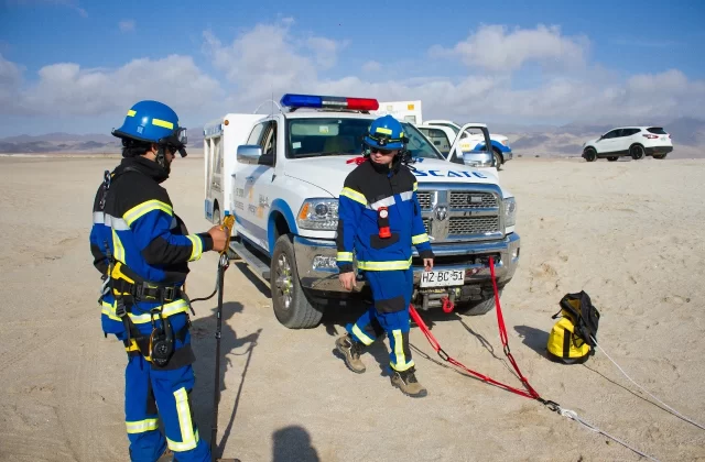 Brigadistas de rescate REST911 con vehículo de rescate en terreno