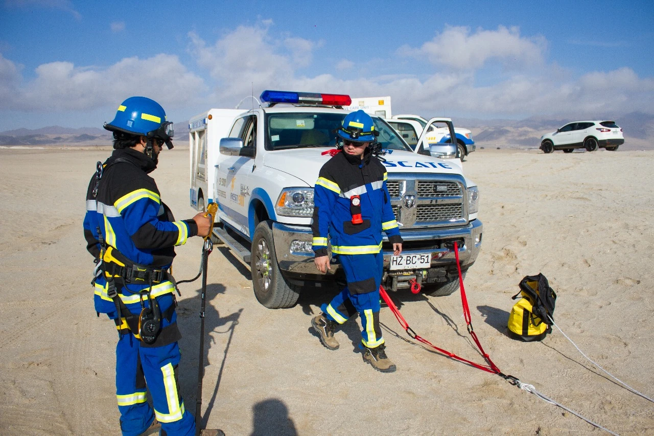 Brigadistas de rescate REST911 con vehículo de rescate en terreno