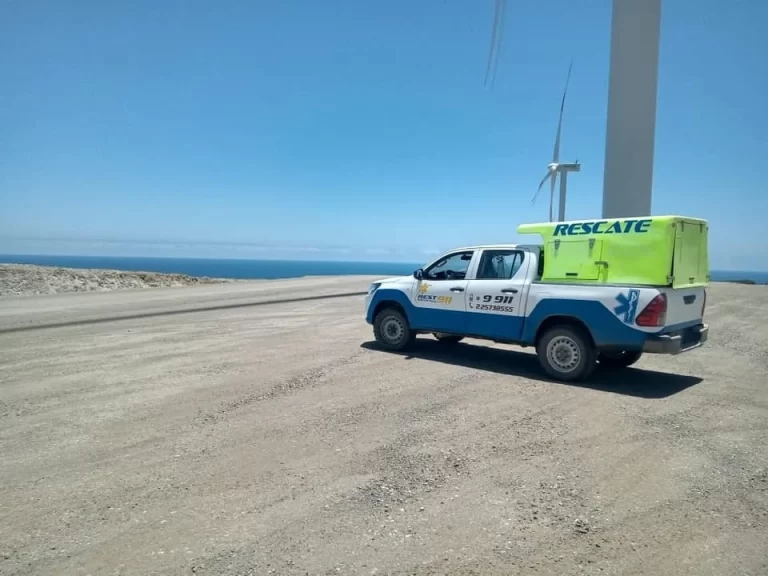 Camioneta de rescate REST911 en parque eólico costero