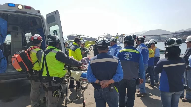 Trabajadores en capacitación de brigada de emergencia con ambulancia REST911