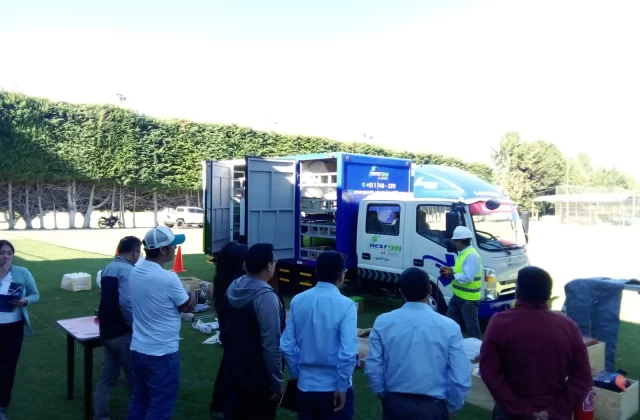 Capacitación en terreno de primeros auxilios y emergencias junto a ambulancia REST911