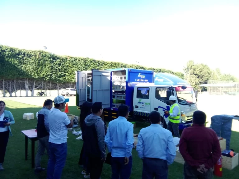 Capacitación en terreno de primeros auxilios y emergencias junto a ambulancia REST911