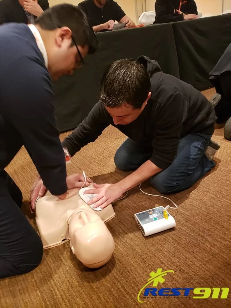 Capacitación en reanimación cardiopulmonar (RCP) con maniquí y DEA