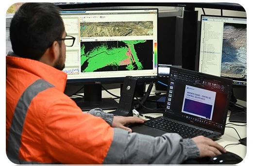 Operador de la central de emergencias REST911 monitoreando en pantallas