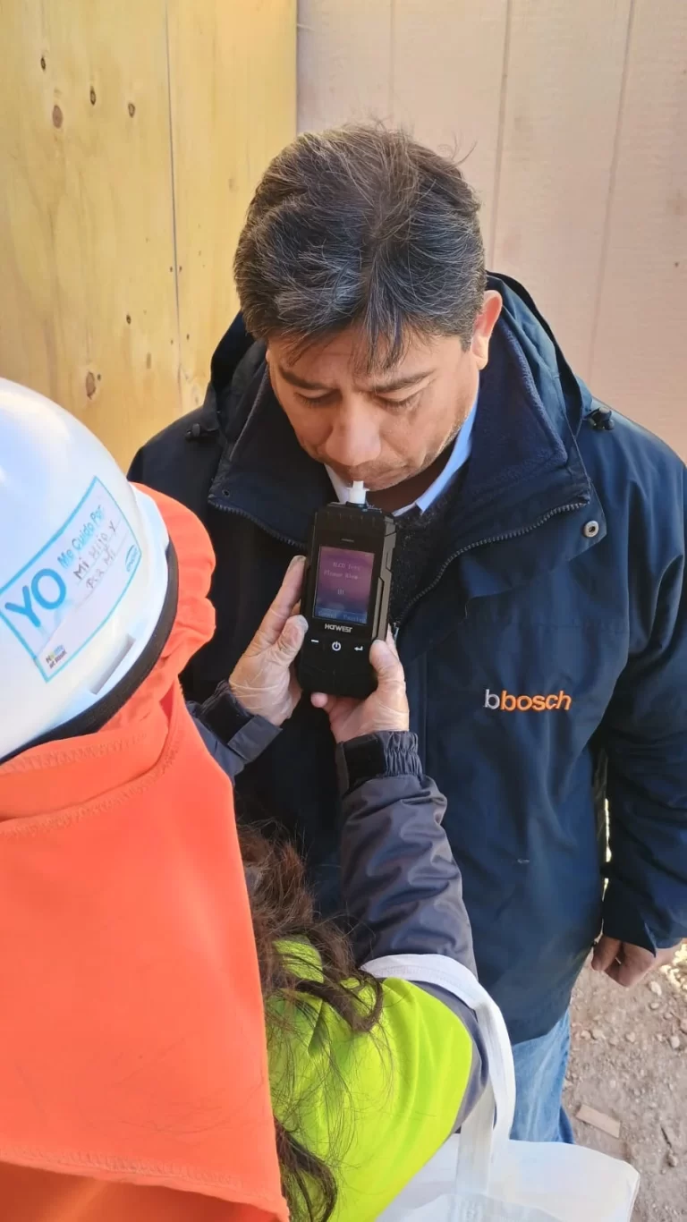 Control preventivo de alcohol con alcotest a un trabajador en faena