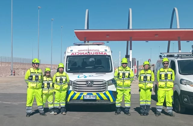 Equipo de seguridad vial en peaje de autopista junto a una ambulancia de asistencia en ruta
