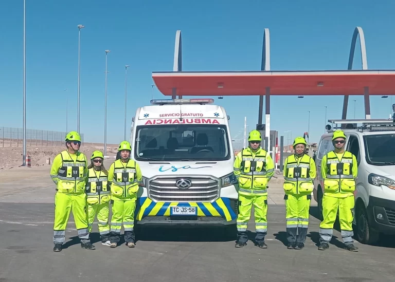 Equipo de seguridad vial en peaje de autopista junto a una ambulancia de asistencia en ruta