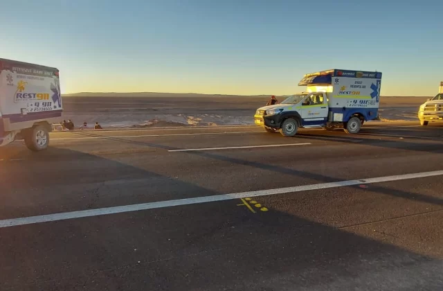 Vehículos de control y escolta REST911 en ruta al atardecer