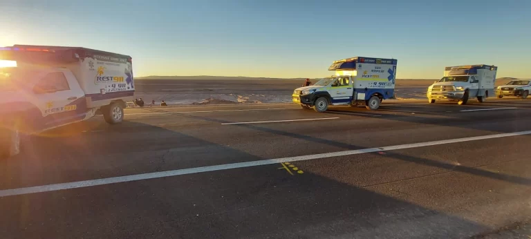 Vehículos de control y escolta REST911 en ruta al atardecer
