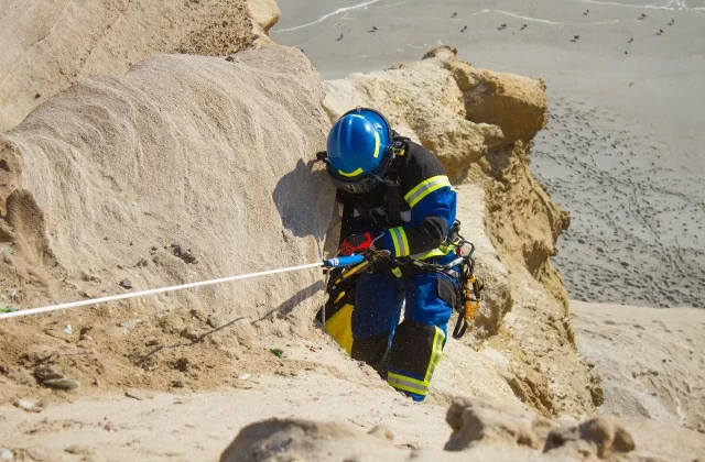 Rescate técnico con cuerdas en acantilado por brigada REST911