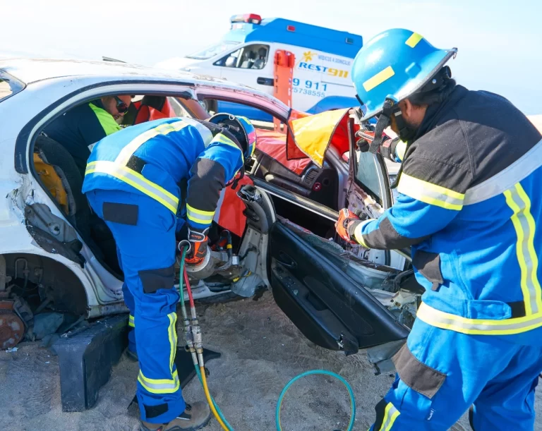Brigadistas realizando extricación vehicular en simulacro de rescate