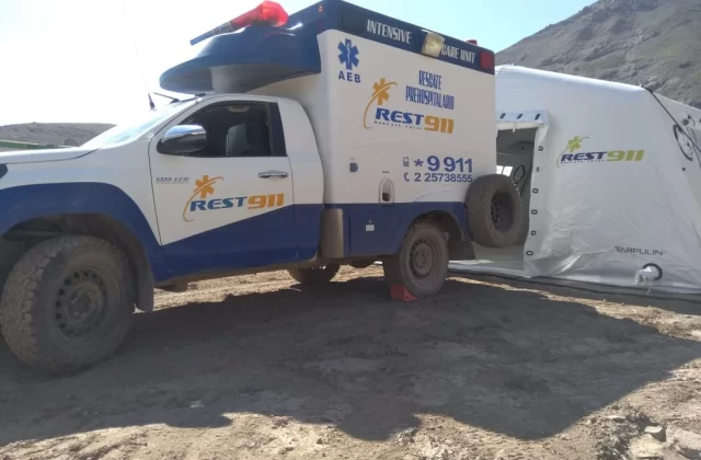 Sala de primeros auxilios modular y ambulancia REST911 instaladas en faena de altura