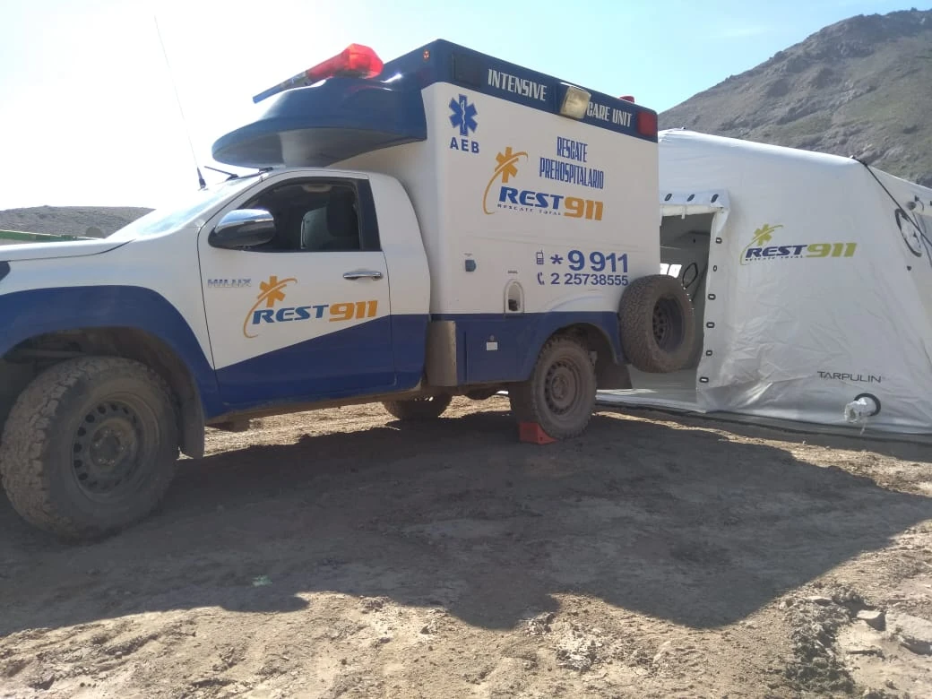 Sala de primeros auxilios modular y ambulancia REST911 instaladas en faena de altura
