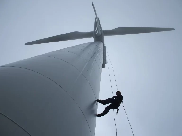 Técnico REST911 en trabajo vertical sobre la torre de un aerogenerador