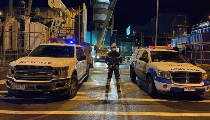 Personal de seguridad en planta industrial durante la noche.